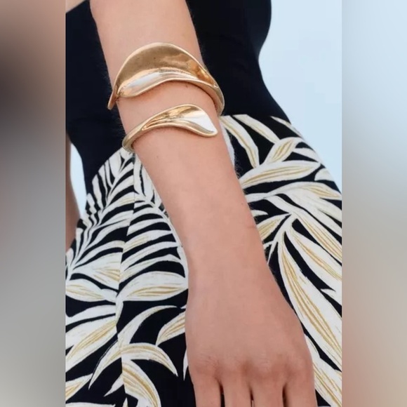 NWT- ZARA LEAF CUFF BRACELET GOLDEN - Picture 1 of 4